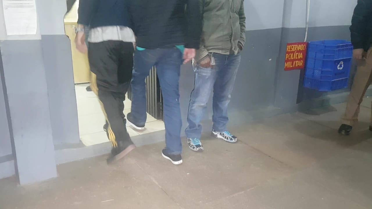 Três homens são detidos pela PM suspeitos de tráfico no Bairro Floresta Imagem referente a Três homens são detidos pela PM suspeitos de tráfico no Bairro Floresta