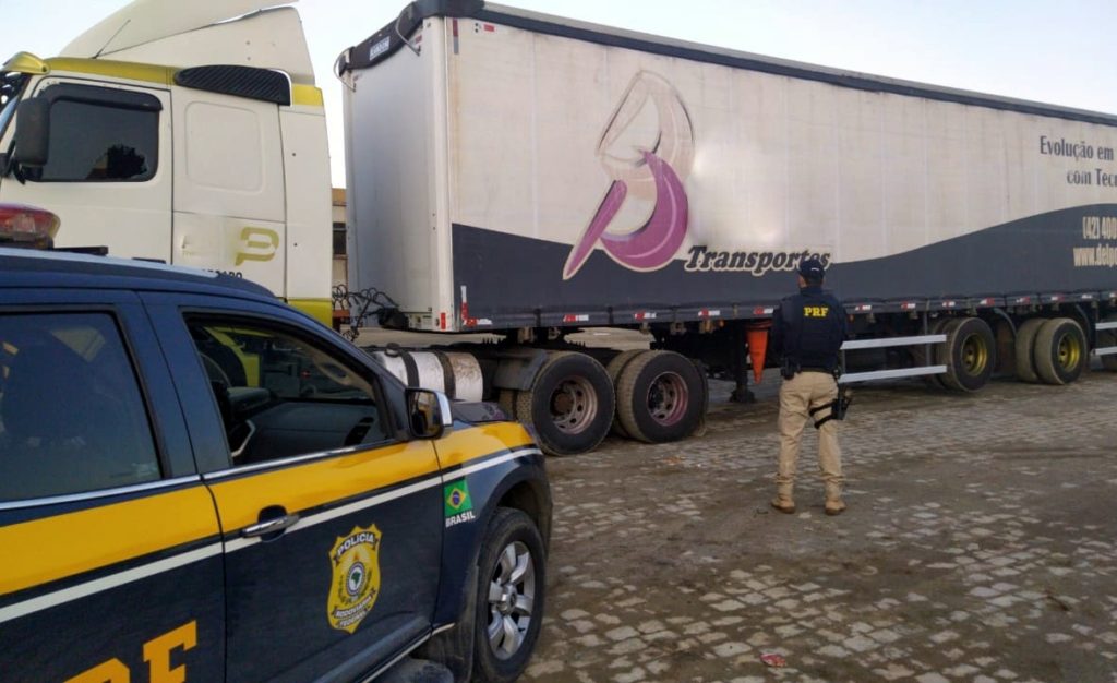 Carreta roubada no Paraná é encontrada pela PRF em Garuva