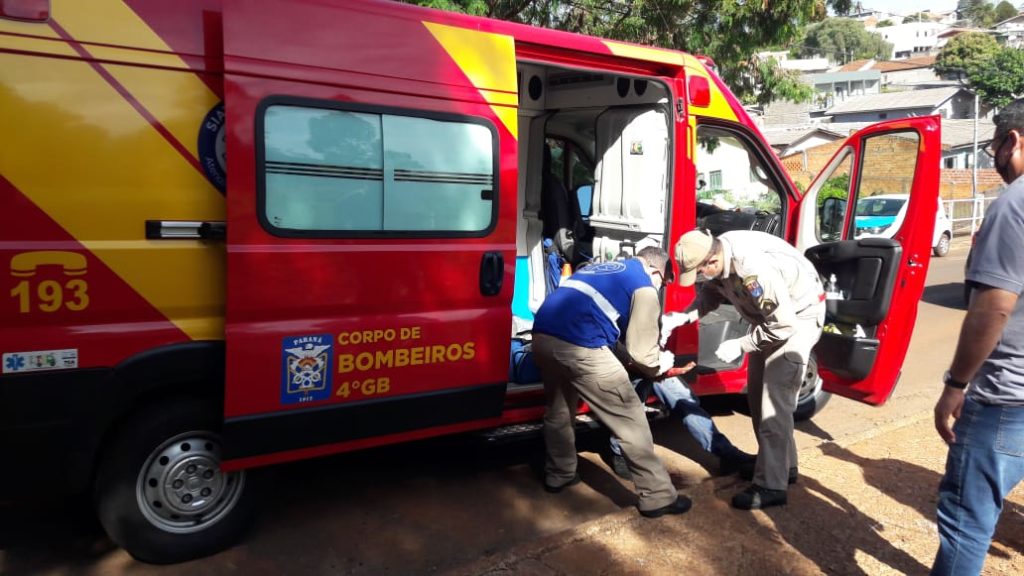 Homem tem dedo atingido por serra circular no Claudete