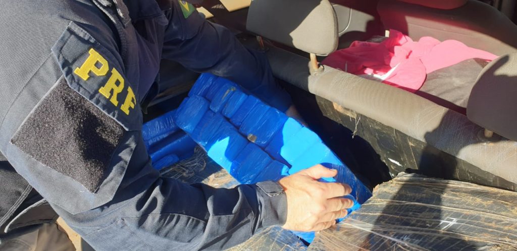 Após perseguição, PRF apreende 300 quilos de maconha em Santa Terezinha de Itaipu
