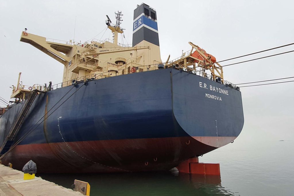 Porto de Paranaguá embarca volume recorde de farelo em um único navio