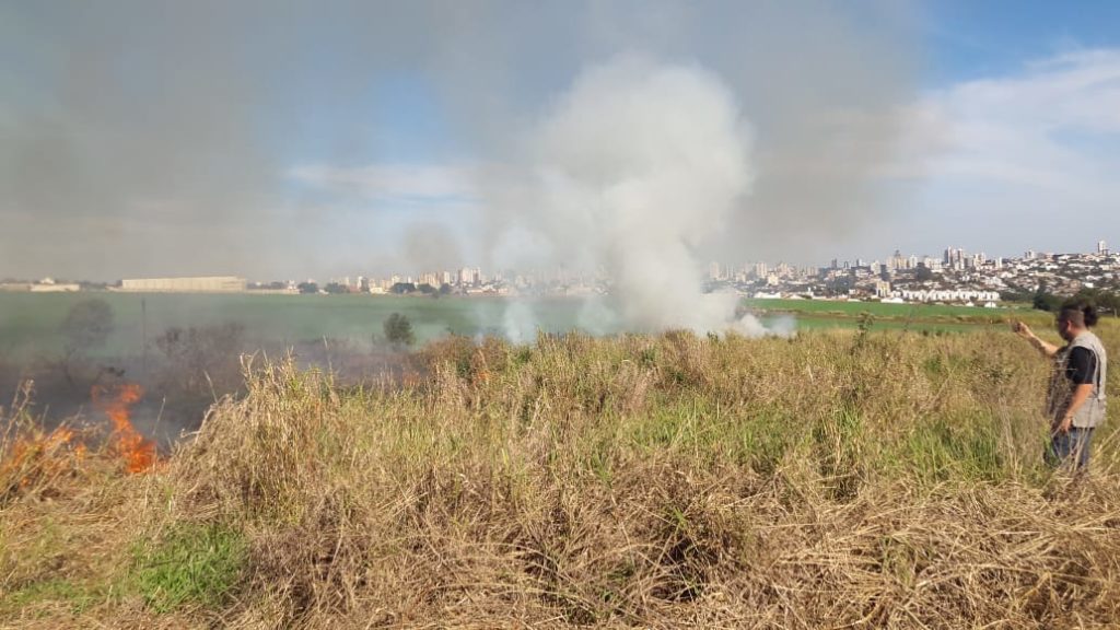 Bombeiros combatem incêndio ambiental que se aproximava de lavoura