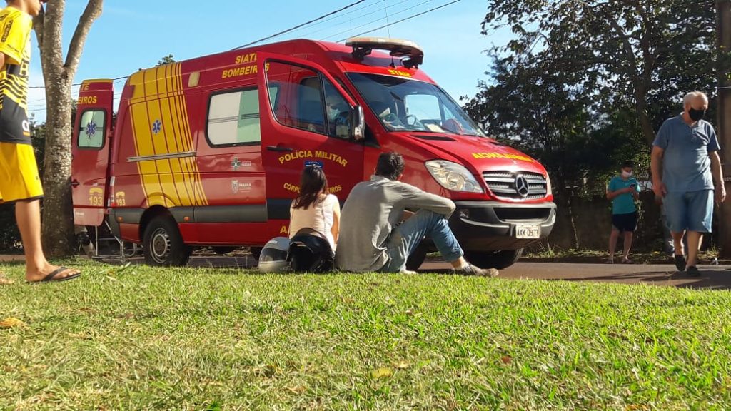 Grávida de oito meses fica ferida em acidente entre carro e moto