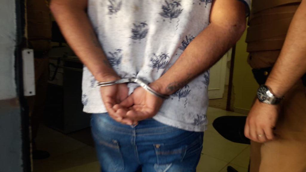 Homem que tinha dois mandados de prisão em aberto é preso após agredir a esposa