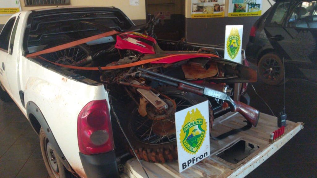 Veículos, arma e munições são apreendidos pelo BPFron em Guaíra; uma pessoa foi presa