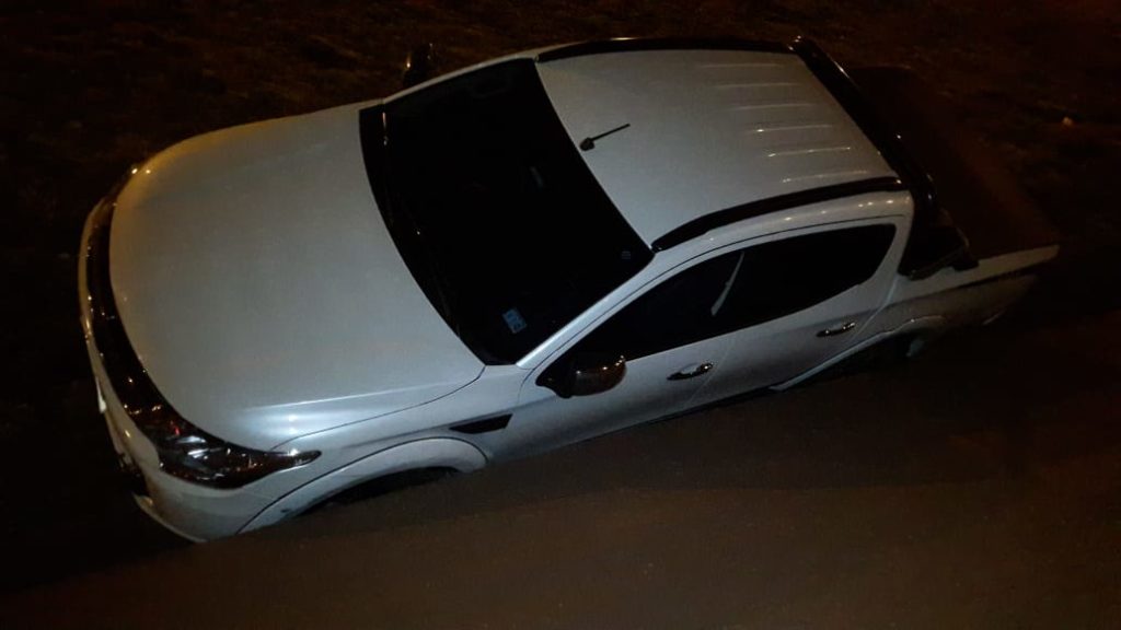 Caminhonete ‘tomba’ em canaleta após colisão contra carro na PRc-467