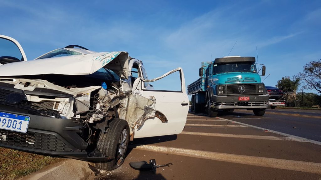 Forte colisão entre veículos é registrada na BR-277