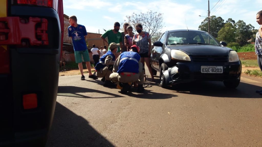 Criança de bicicleta atinge carro e fica ferida no Bairro Tarumã