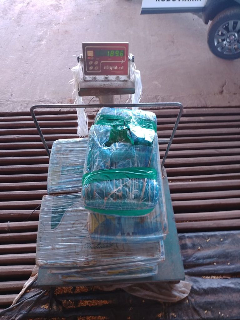 Carro é apreendido com mais 180 quilos de maconha na PR-317
