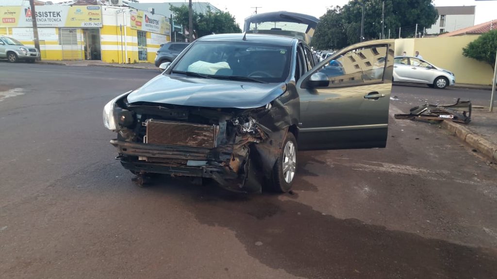 Forte colisão de trânsito envolve Astra e Agile no Bairro Neva