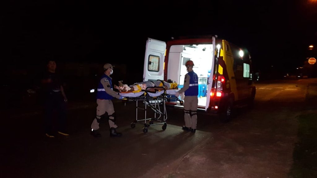 Jovem fratura a perna ao sofrer queda de moto no Bairro Floresta
