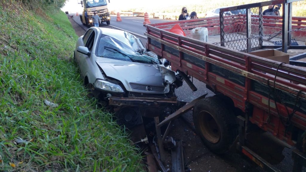 Veículo bate na traseira de caminhão parado em trecho de obras na PR-158