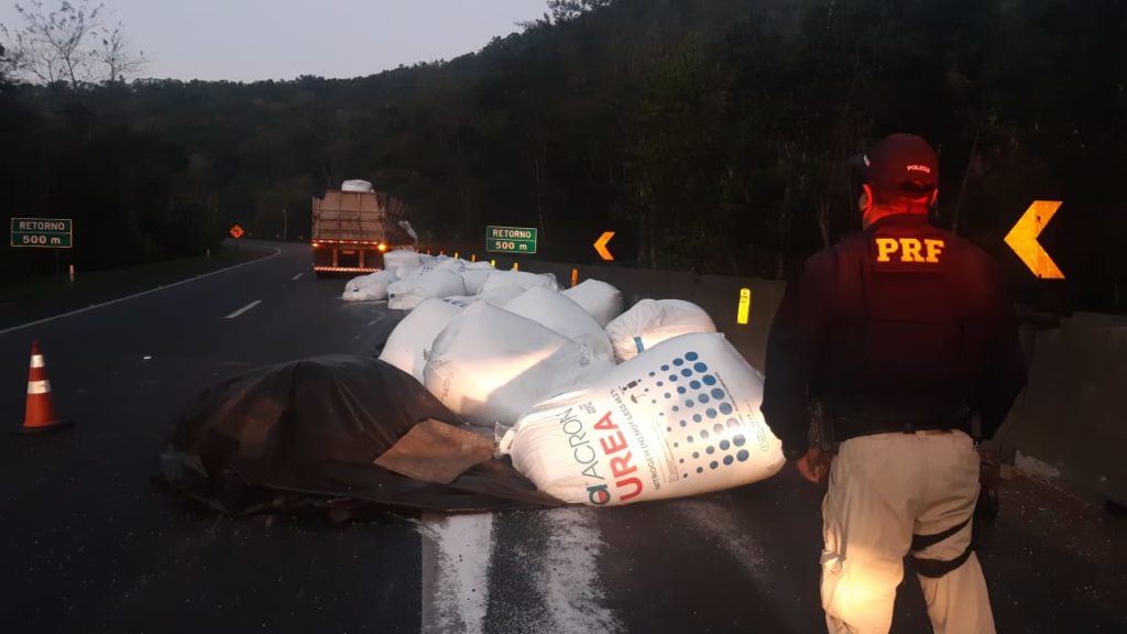 Carga de caminhão cai durante curva e complica trânsito na BR-277