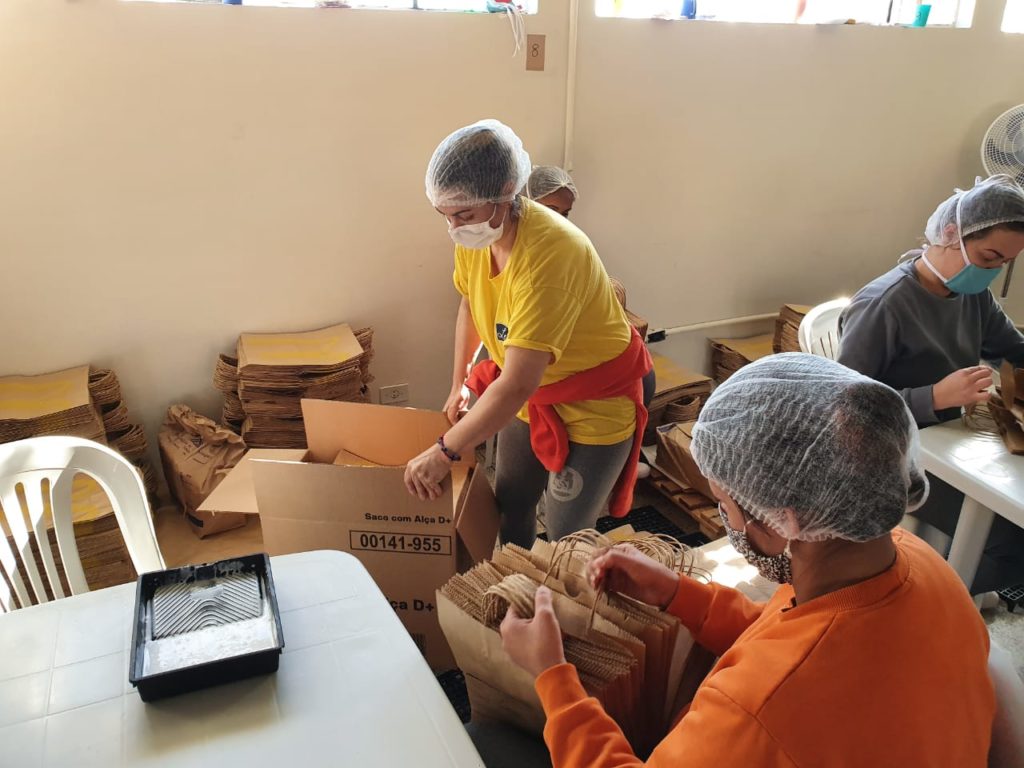 Presas de Piraquara produzem sacolas de delivery para rede de fast food