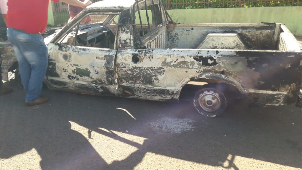 Veículo furtado no Centro é encontrado incendiado