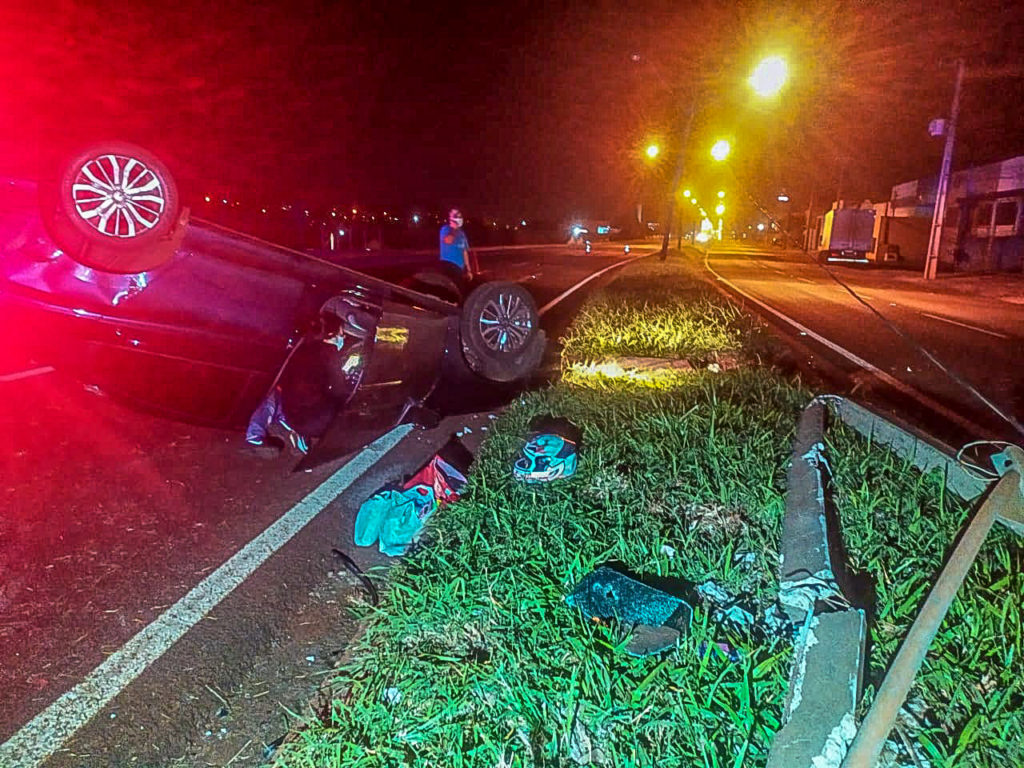 Após leve colisão contra caminhão, carro derruba poste e acaba capotando na BR-369, em Londrina
