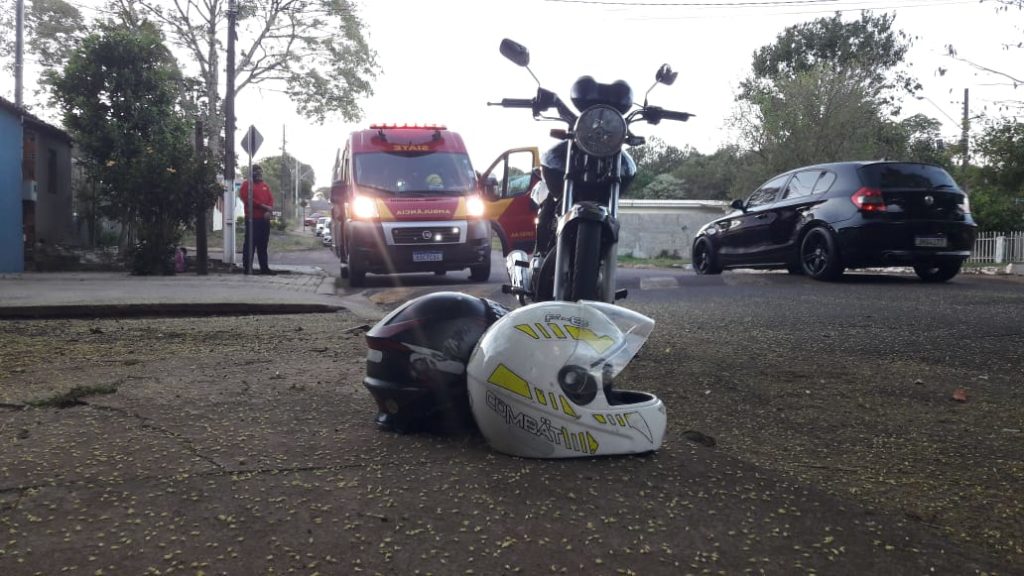 Mulher fica ferida em queda de moto no Bairro Nova Cidade
