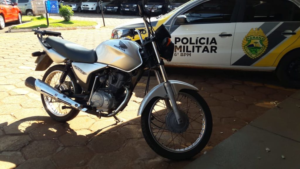 Polícia detém dois e recupera moto