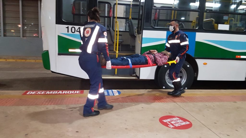 Homem sofre crise convulsiva em ônibus do transporte coletivo e é socorrido pelo Samu