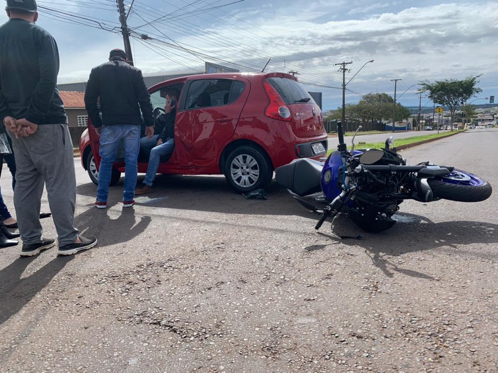 Acidente entre carro e moto é registrado na Rocha Pombo