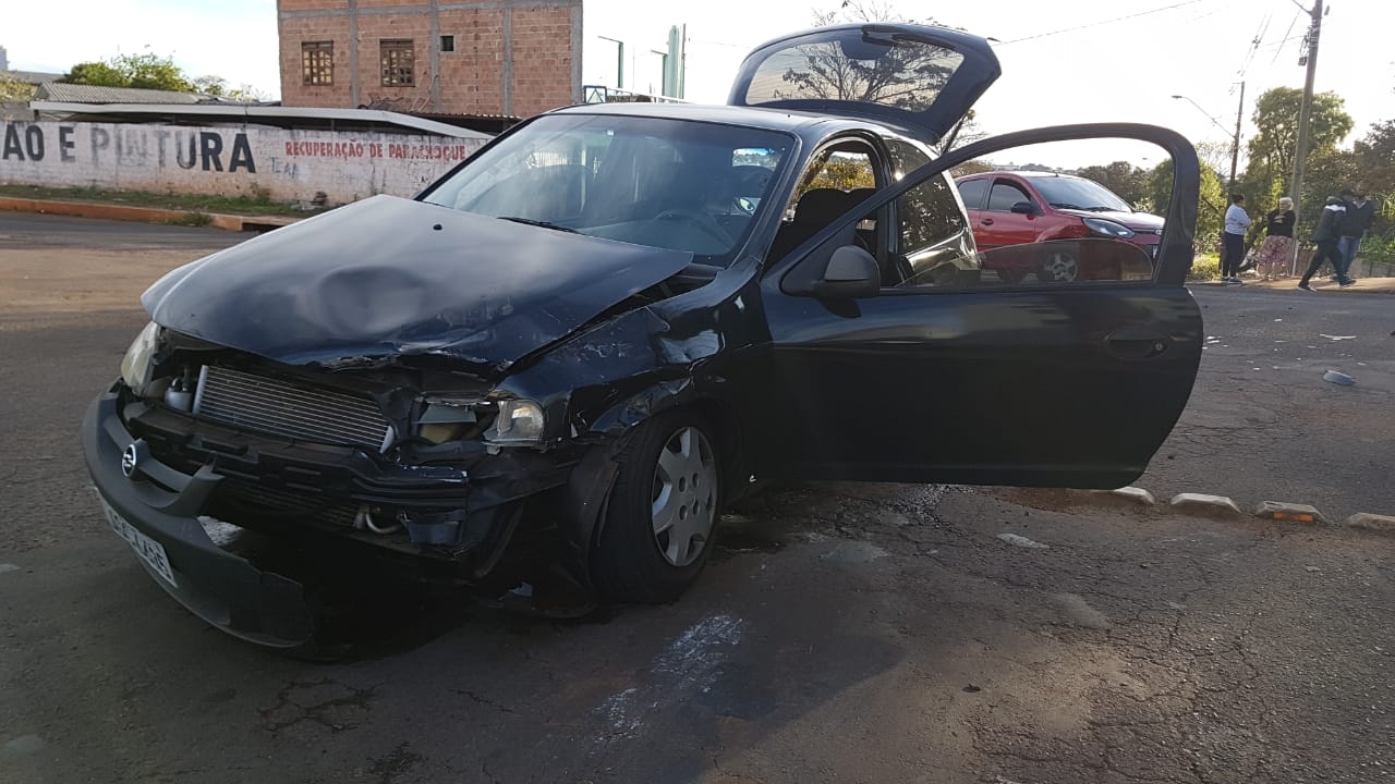 Batida entre Fiesta e Celta é registrada no Bairro Coqueiral Imagem referente a Batida entre Fiesta e Celta é registrada no Bairro Coqueiral