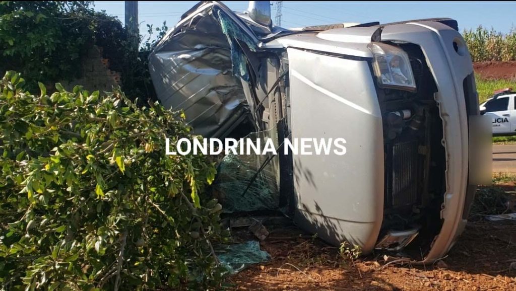 Homem morre após capotar caminhonete na PR-218, em Londrina