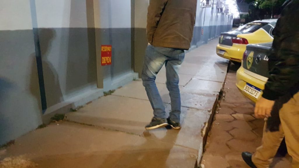 Em duas situações distintas, motoristas colidem contra viaturas da PM em Cascavel; um deles foi detido