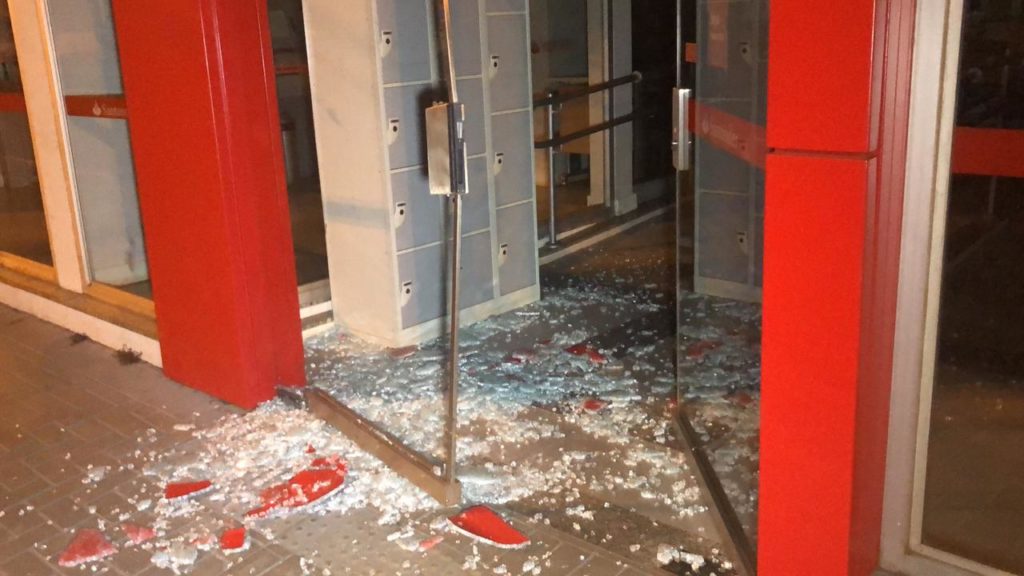 Porta de agência bancária é destruída durante briga e confusão na Av. Carlos Gomes