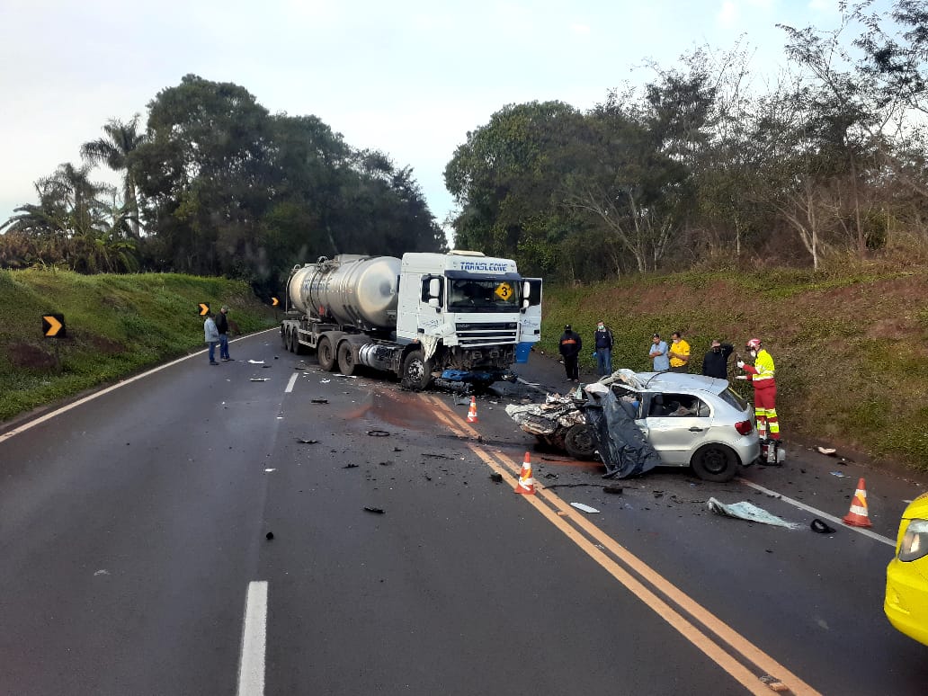 Imagem referente a Duas pessoas morrem em grave acidente na BR-277