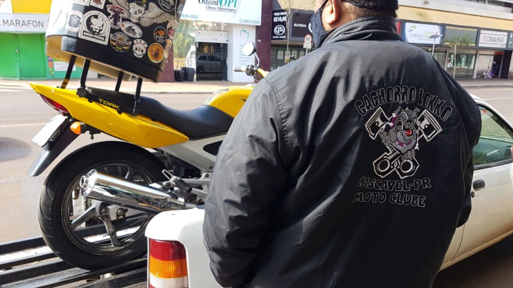 Grupo promove reforma de motocicleta a colega que sofreu acidente de trânsito