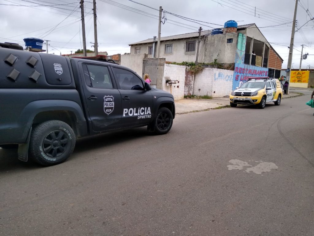Após festa em família, homem mata namorada enquanto filhos dela dormiam