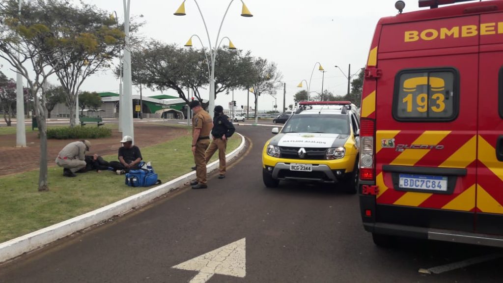 Mulher desacordada é socorrida na Praça da Bíblia