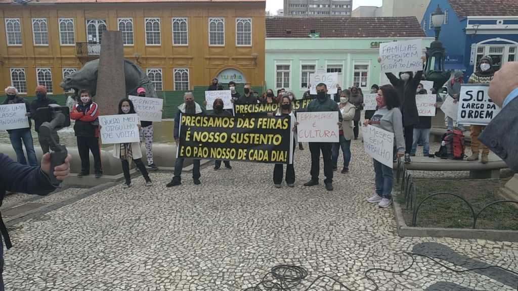 Parados há cinco meses, feirantes do Largo da Ordem fazem protesto