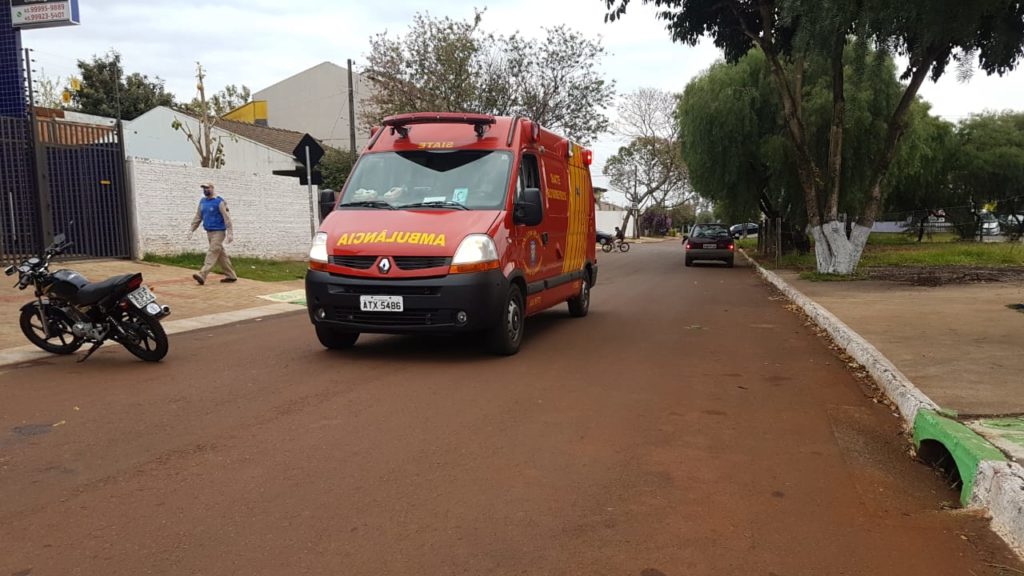 Pedras soltas provocam a queda de motociclista que precisa ser socorrido no Esmeralda
