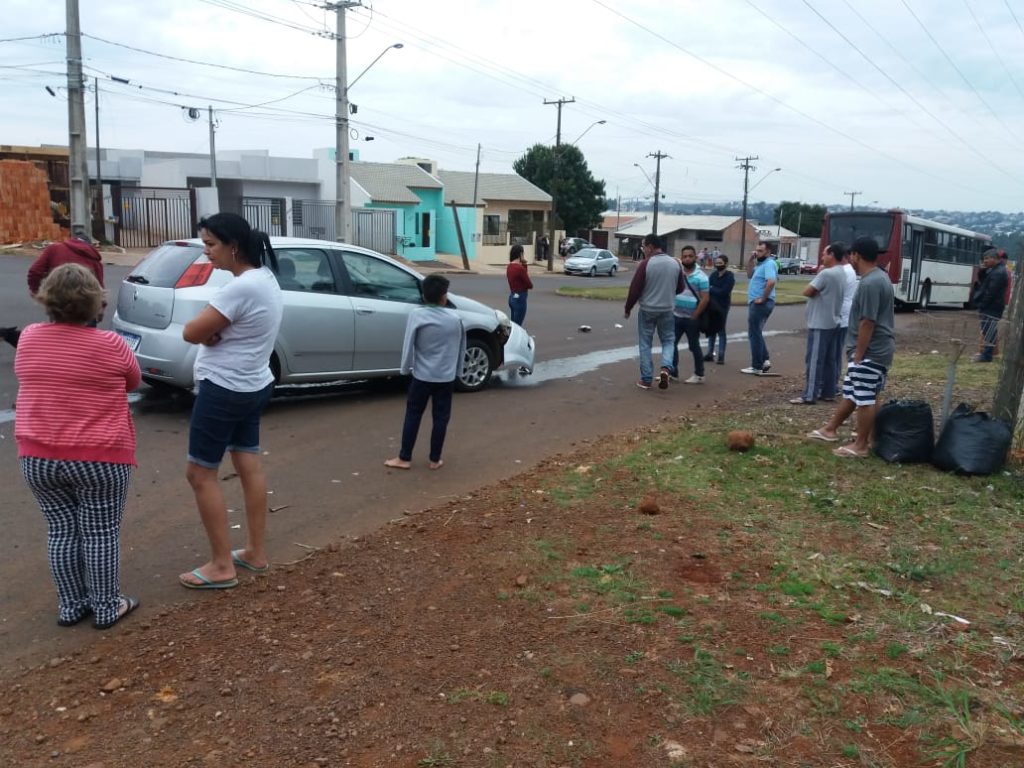 Carro e ônibus batem no Bairro XIV de Novembro