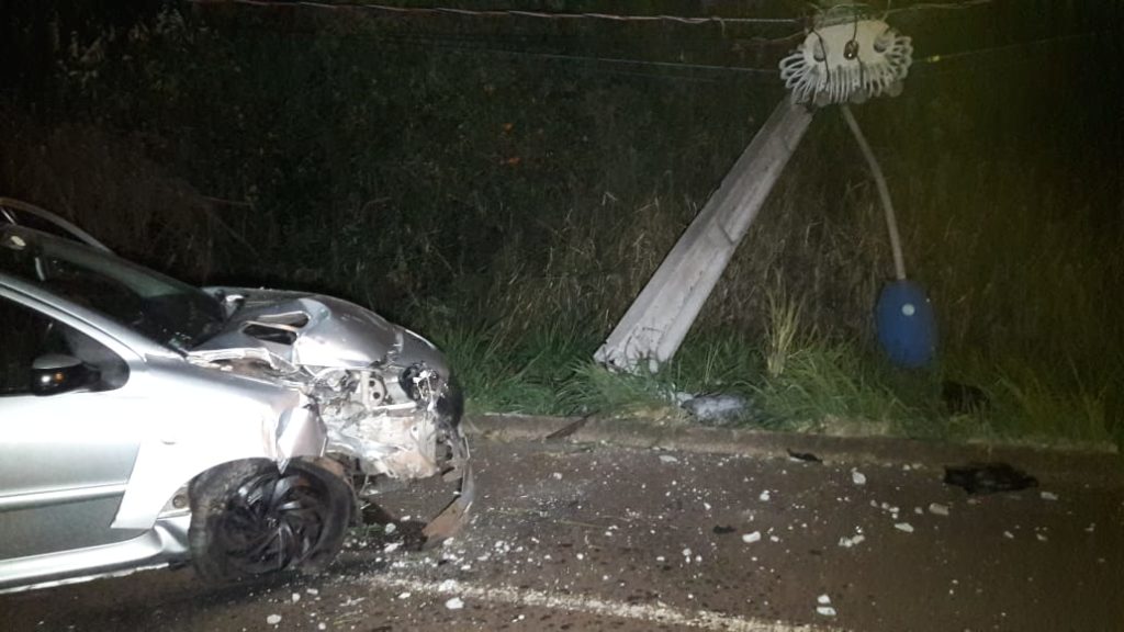 Carro derruba poste em grave colisão na Av. das Torres