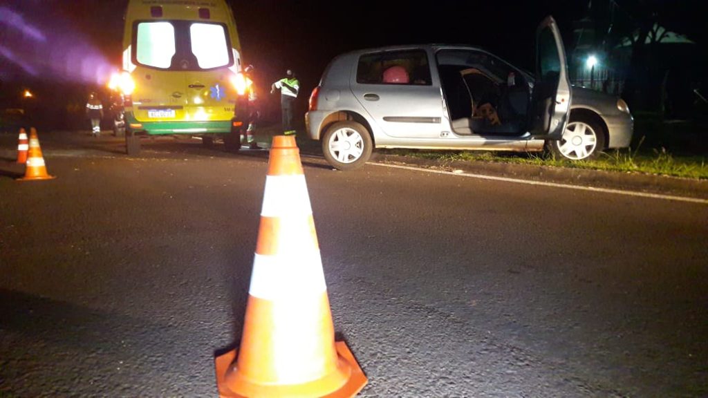 Para evitar colisão, motorista de Clio joga carro para o canteiro da BR-277