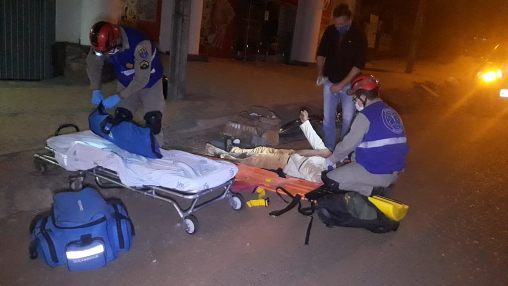 Homem cai de bicicleta na Av. Papagaios