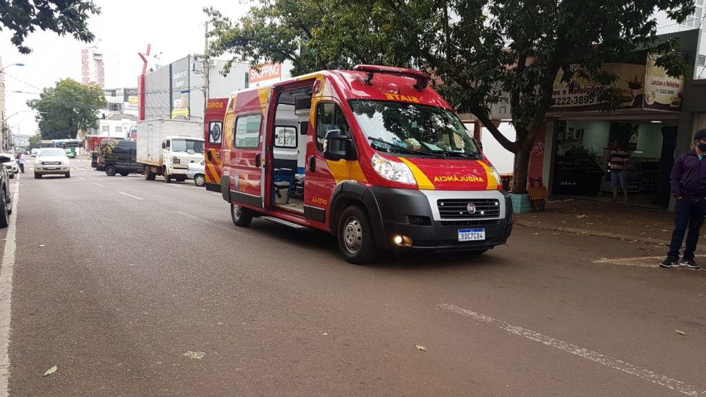 Mulher de 32 anos é socorrida ao sofrer queda no Centro
