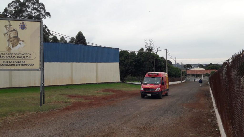 Vítima ferida é socorrida no Seminário São José