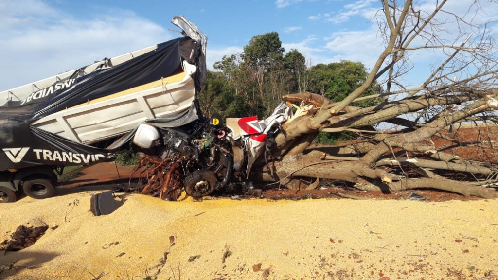 Gravíssima colisão entre duas carretas na BR-369 mata motorista, em Ubiratã