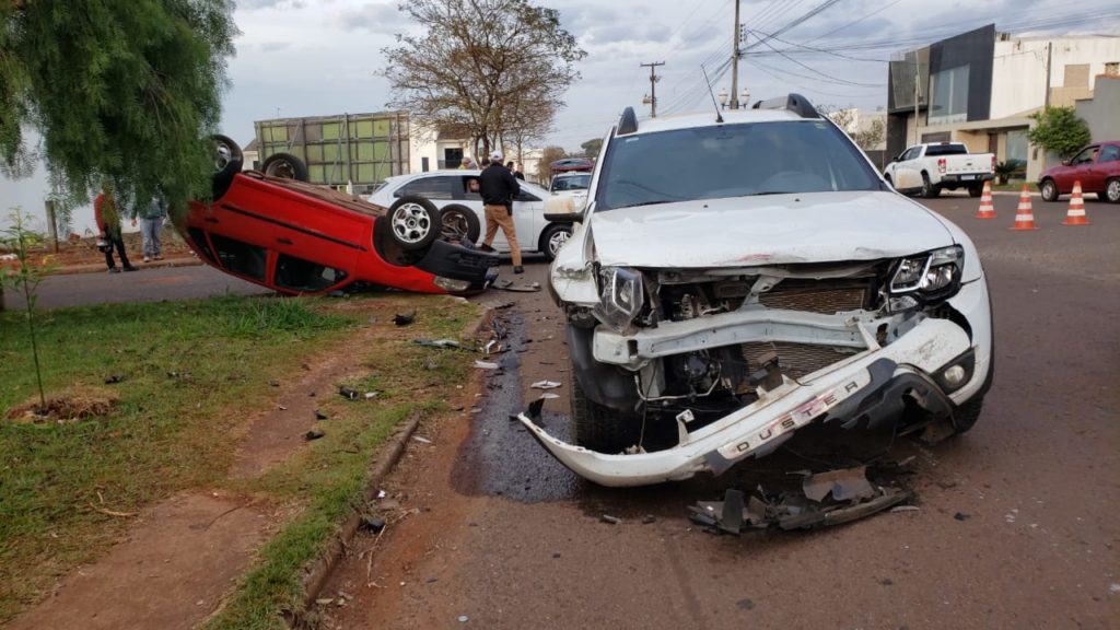 Colisão faz veículo tombar no Jardim Albuquerque, em Campo Mourão