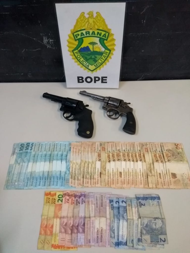 Polícia encontra maconha, drogas sintéticas e armas durante abordagens em Curitiba
