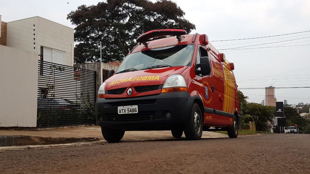 Homem tem suspeita de fratura em mão ao sofrer queda no Bairro Country