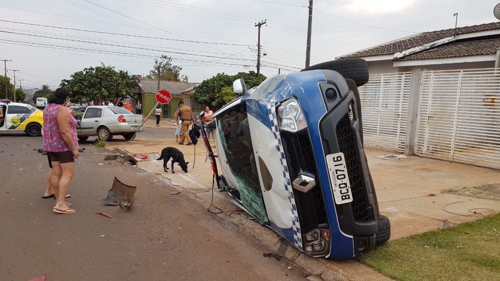 Viatura da Guarda Municipal capota em grave acidente no Jardim Presidente