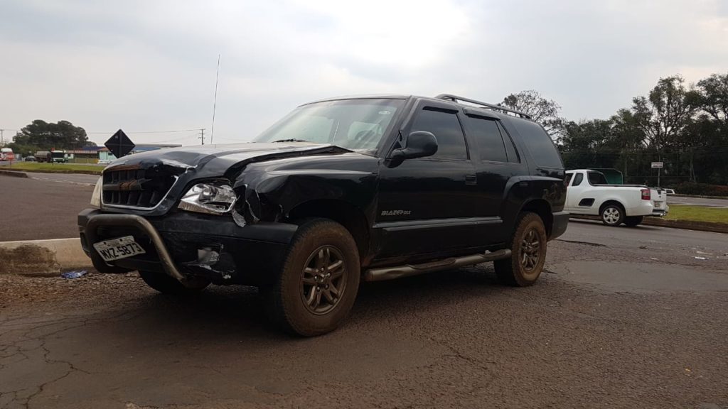 Carro e moto se envolvem em colisão frontal na marginal da BR-277