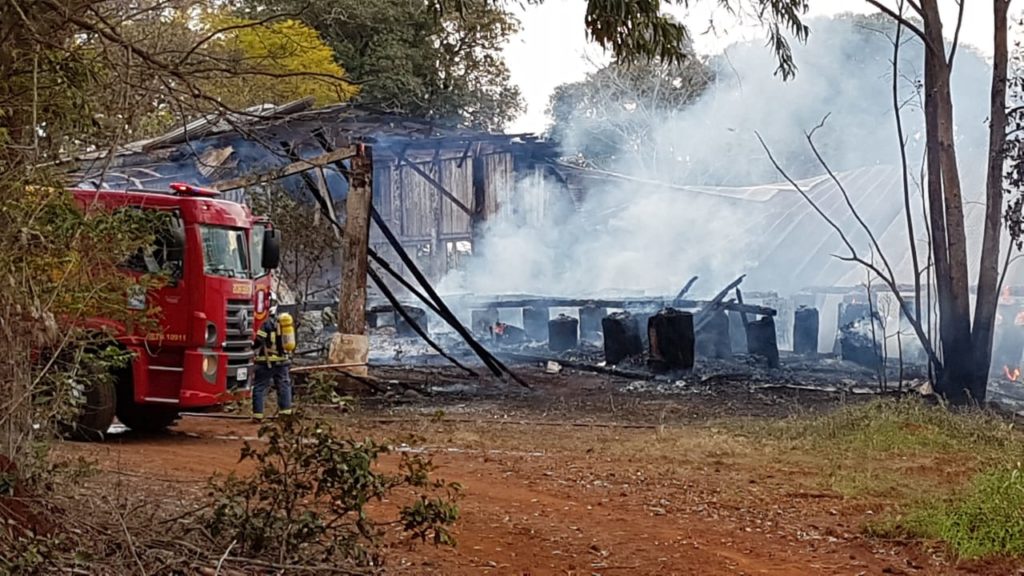 Barracão é atingido por incêndio na área rural de Cascavel