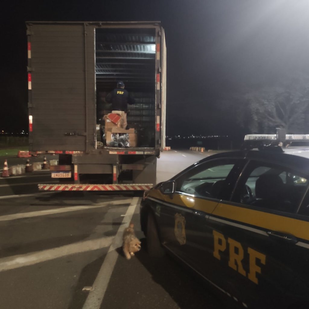PRF encontra produtos falsificados em caminhão-baú com destino a Cascavel
