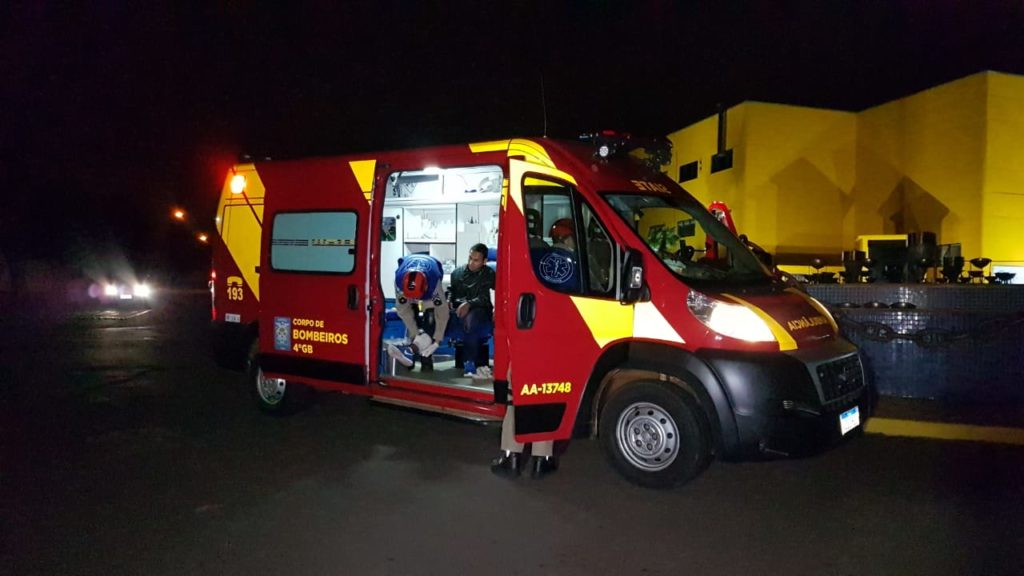 Jovem fica ferido em acidente entre carro e moto na Rua Jacarezinho