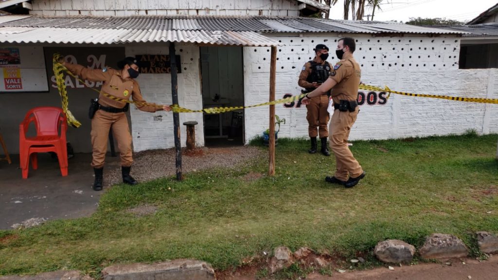 Homem é executado a tiros enquanto jogava baralho em lanchonete de Campo Mourão